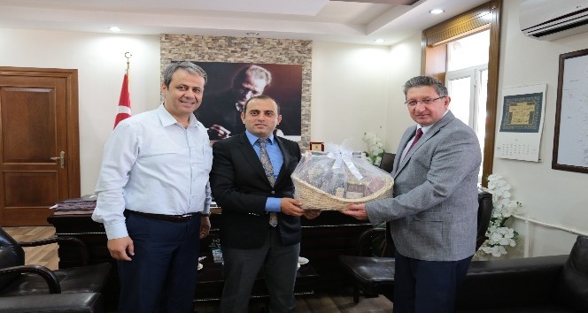 NTO Başkanı Arslan, Bozdoğan Kaymakamı Can’a ’uzun yaşam sepeti‘ hediye etti