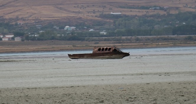 Van Gölü çekilince batık tekneler, tapulu araziler gün yüzüne çıktı