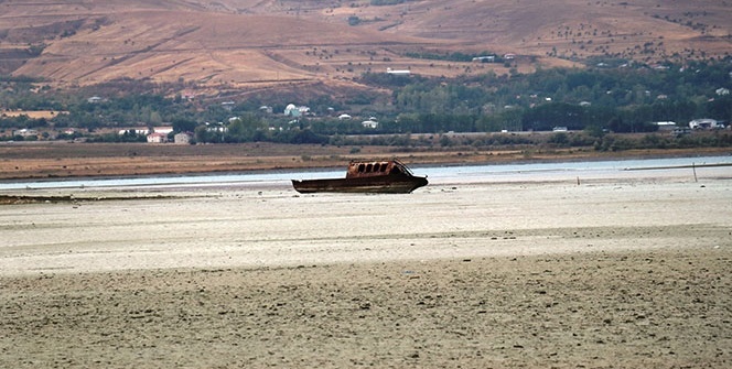 Van Gölü çekilince batık tekneler, tapulu araziler gün yüzüne çıktı