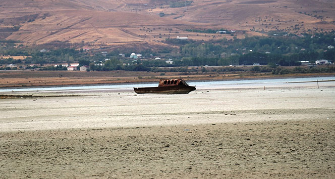 Van Gölü çekilince batık tekneler, tapulu araziler gün yüzüne çıktı