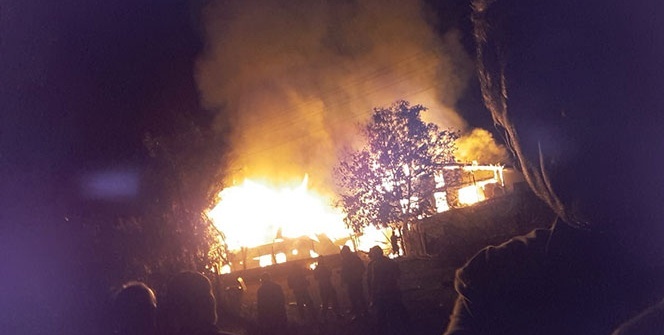 Elektrik kontağından çıkan yangın 2 evi kül etti