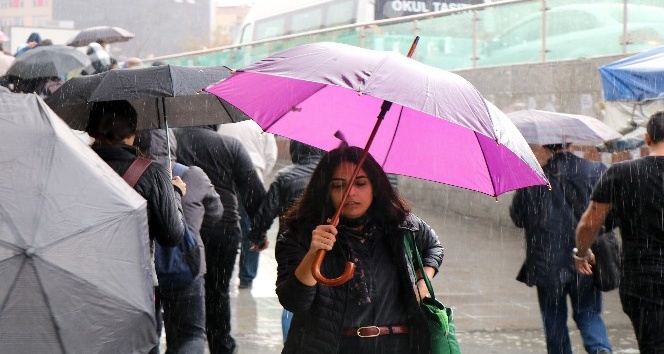 İstanbullular güne yağmurla uyandı