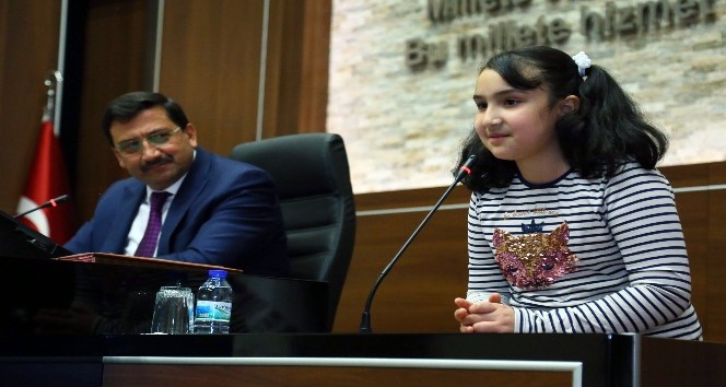 Küçük kız yarışmada okuyamadığı İstiklal Marşı’nı meclis kürsüsünde okudu