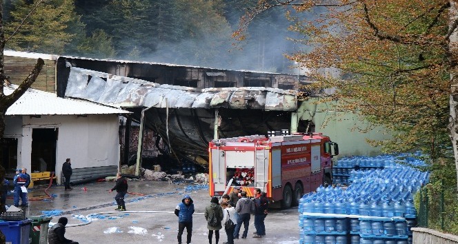 Bolu’da alev alev yanan fabrika 6 saatte söndürülebildi
