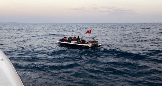 Didim’de fiber tekne arıza yaptı, kaçak göçmenler mahsur kaldı