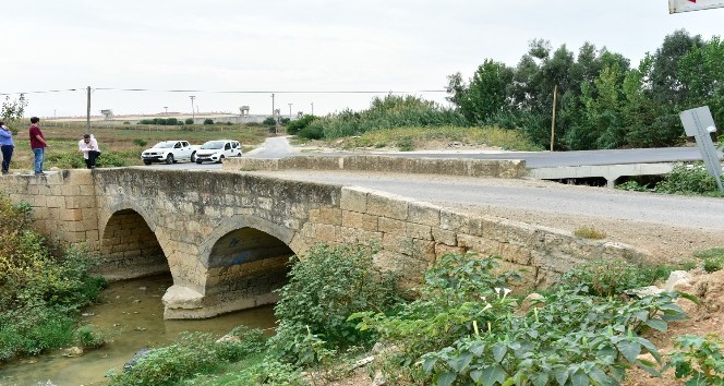 Tarihi köprüye asfalt ve beton 10 yıl önce dökülmüş