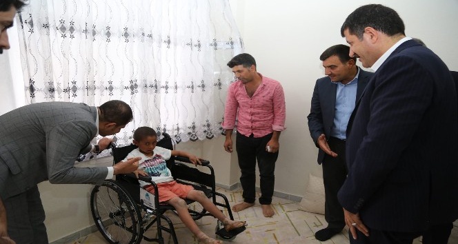 Şanlıurfa’da hasta çocuğa akülü tekerlekli sandalye hediye edildi