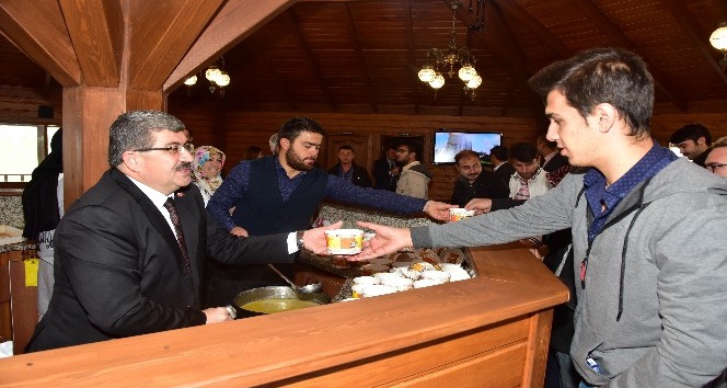 Başkan Can elleriyle üniversite öğrencilerine çorba ikram etti