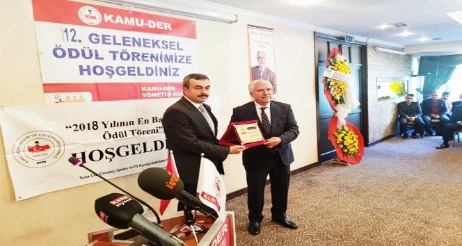 Karamehmetoğlu’na ‘yılın belediye başkanı’ ödülü
