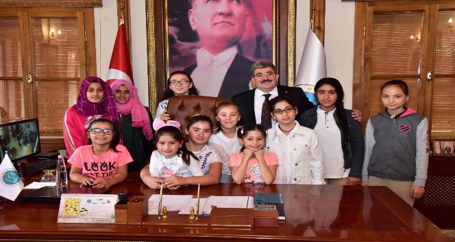 Kız çocuklarından Başkan Can’a ziyaret