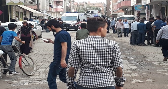 Diyarbakır’ın Bismil ilçesinde esnaf arasında henüz belirlenemeyen bir nedenle başlayan tartışma silahlı kavgaya dönüştü. Olayda, ilk belirlemelere göre, 2’si ağır 4 kişi yaralandı. Olay yerine çok sayıda polis ve ambulans sevk edildi.