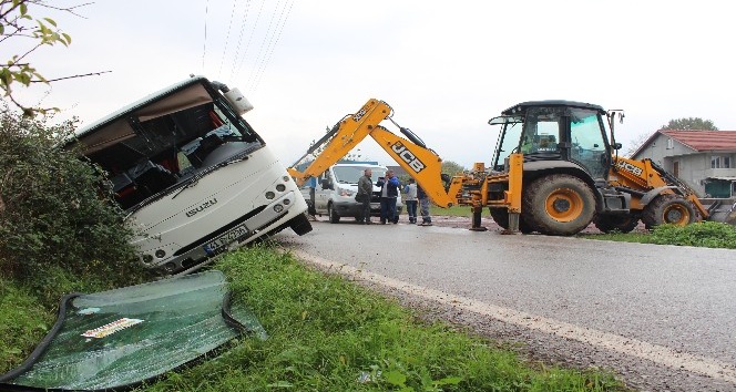 Kaygan yolda kontrolden çıkan öğrenci servisi devrildi: 3 yaralı