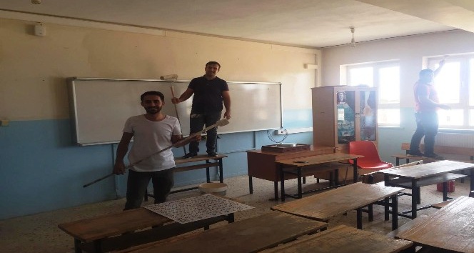Ceylanpınar’ın fedakar öğretmenleri okullarını boyadı