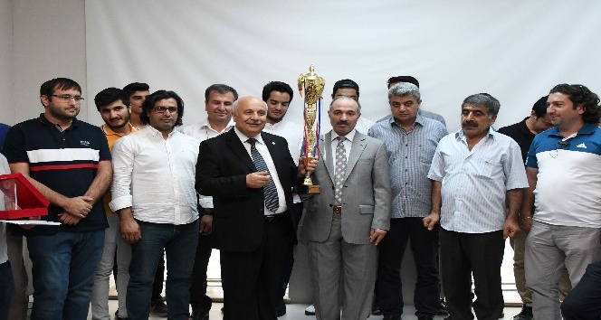 Yaman team ödülünü Rektör Gönüllü’ye teslim etti