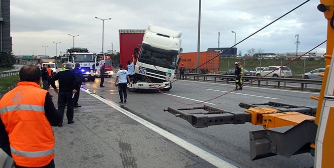 TEM otoyolunda tır ile yolcu otobüsü çarpıştı: 1 ağır 15 yaralı