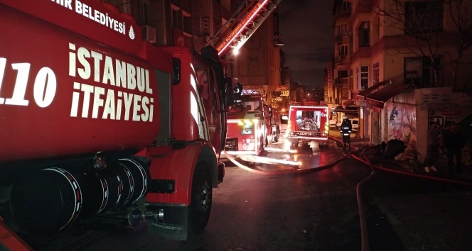 Eminönü’nde işyerlerinin bulunduğu handa korkutan yangın