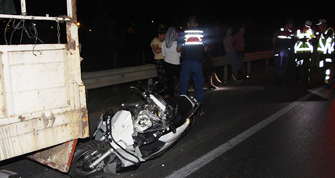 Motosiklet sürücüsü, lastik değiştiren kamyonete çarptı: 1 ölü