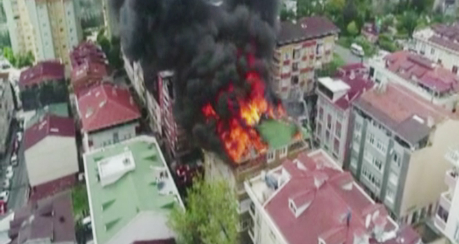 Halkalı&#039;da alev alev yanan bina havadan görüntülendi