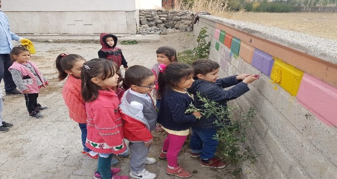 Anasınıfı öğrencileri okullarını boyadı