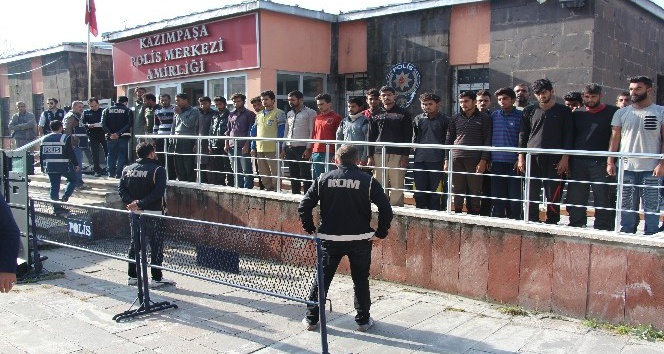Kars’ta 43 kaçak göçmen yakalandı