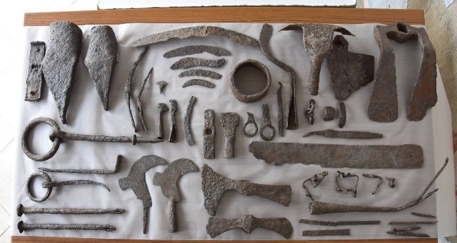 Alexandria Troas kazılarında bin 500 yıllık tarım aletleriyle birlikte pithos bulundu