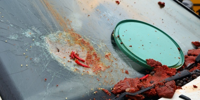 Sattığı ürünleri etrafa saçtı!