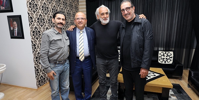 Ünlü oyuncu hastaneye kaldırıldı