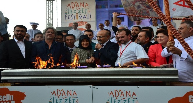 Adana Lezzet Festivali’nde mangal ateşi yakıldı