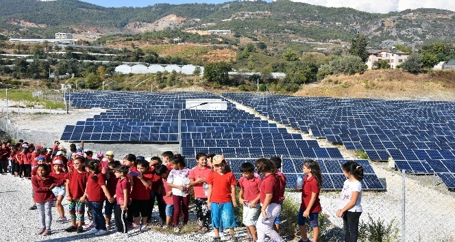 Öğrenciler Alanya Belediyesi Güneş Enerjisi Santrali’ni ziyaret etti