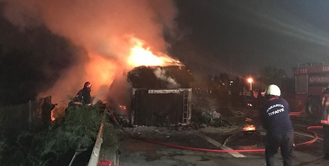 Tem otoyolunda elyaf yüklü tır cayır cayır yandı