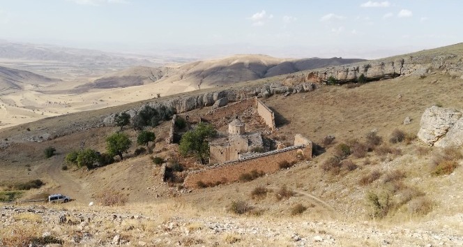 Defineciler Erzincan’da tarihi yok ediyor