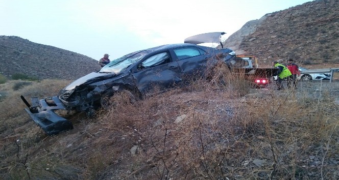 Sivas’ta otomobil şarampole uçtu: 6 yaralı
