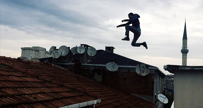 Çılgın gençler taklalarla çatıdan çatıya atladı