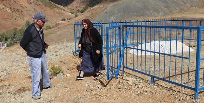 Ölmeden mezarlarını kazdılar