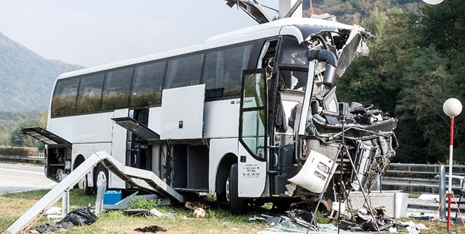 Turist otobüsü direğe çarptı: 15 yaralı