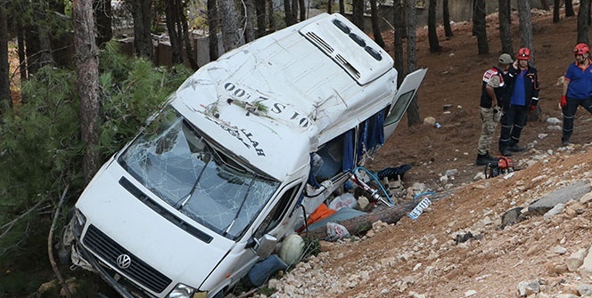 Yolcu minibüsü şarampole uçtu! Ölü ve çok sayıda yaralı var