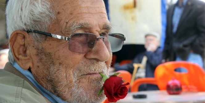 60 yıldır ağzında sigara yerine gül ile dolaşıyor