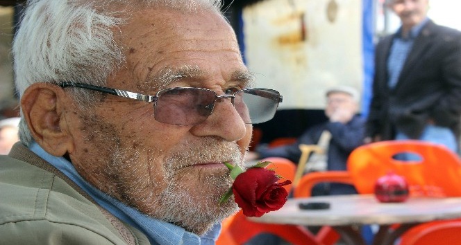 (ÖZEL) 60 yıldır ağzında sigara yerine gül ile dolaşıyor