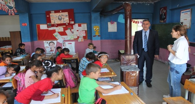 Budanur köy okullarını ziyaret etti