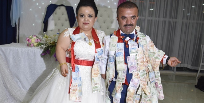130 santimlik damat ve gelin dünya evine girdi