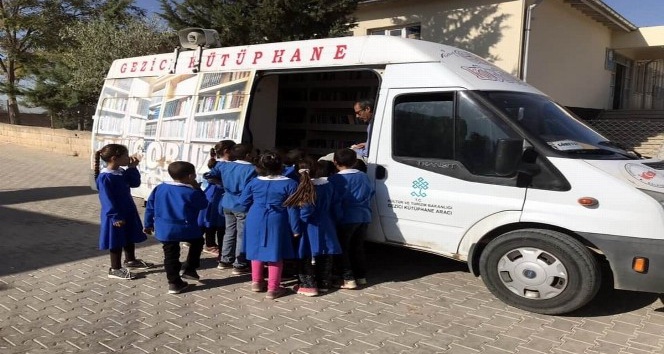 Gezici Kütüphane köylere öğrencilerin ayağına gidiyor