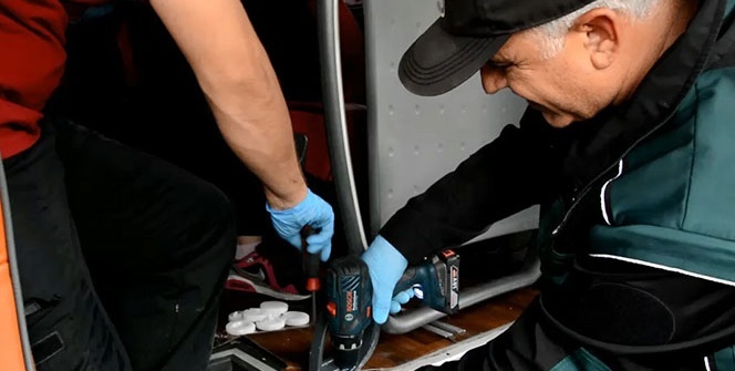 Şehirler arası yolcu otobüsünün tabanından eroin fışkırdı