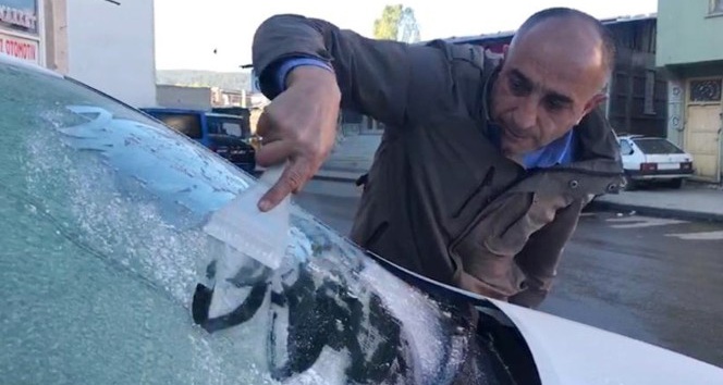 Kars’ta soğuk hava nedeniyle araçların camları buz tuttu