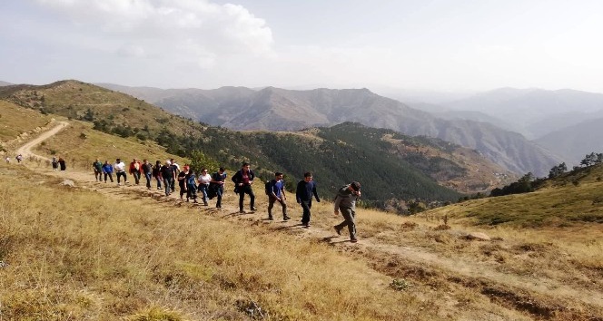 Gümüşhaneli dağcılardan sonbahar yürüyüşü