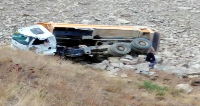 Hafriyat kamyonu yükünü boşaltırken uçurumdan yuvarlandı: 1 ölü