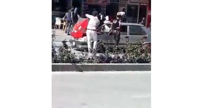 Otomobilinin kaputundaki Türk bayrağı üzerine oturan sürücüye polis uyarısı