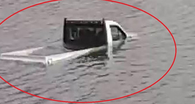 Baraja uçan kamyonetin suya batma anı kamerada