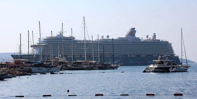 Binlerce kişi akın etti! Arka arkaya 2 gemi yanaştı