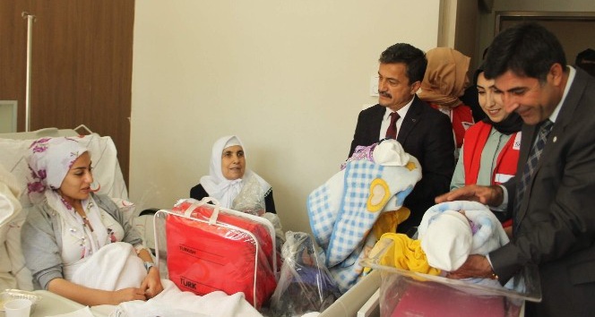 Kızılay’dan annelere yardım paketi ve bebek arabası