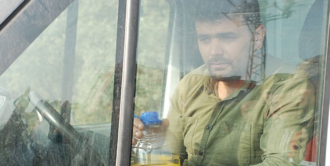 Yanına benzin dolu bidon alıp kendisini araca kilitledi! 'Ben bu işi bıraksam da...'